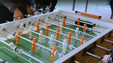Tafelvoetbal op het kantoor van Shoptrader